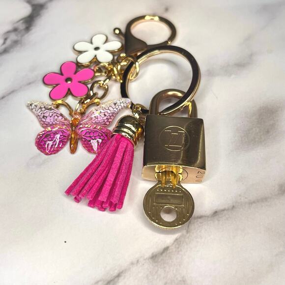 Louis Vuitton Lock & Key #201 w/ a Pink Butterfly, Daisy, Tassel Charm Keychain - Picture 3 of 5